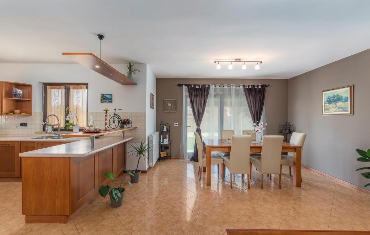 Holiday House Vita Tinjan Екстериор снимка